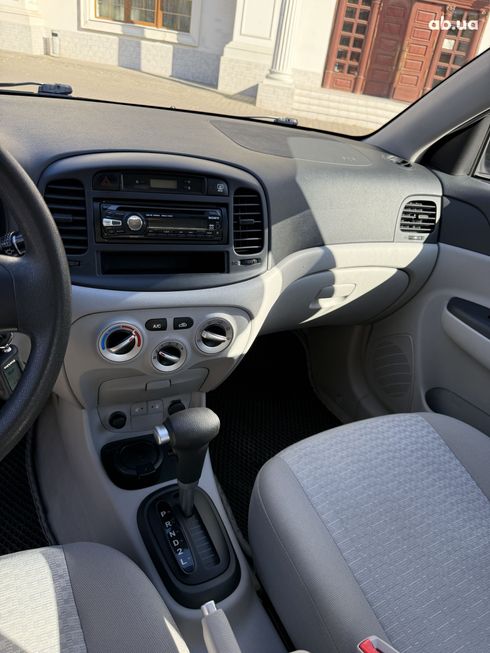 Hyundai Accent 2008 серебристый - фото 10