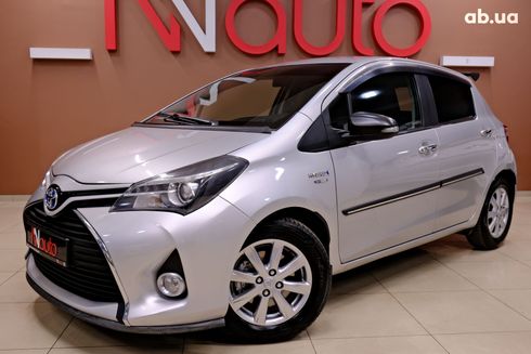 Toyota Yaris 2015 серебристый - фото 2