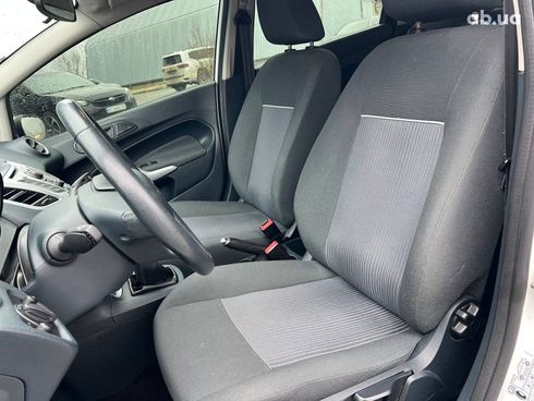 Ford Fiesta 2012 белый - фото 19