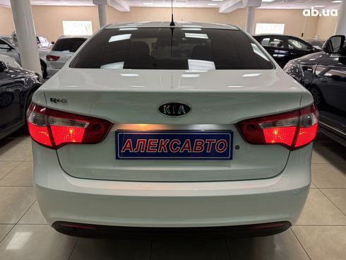 Kia Rio 2012 белый - фото 14