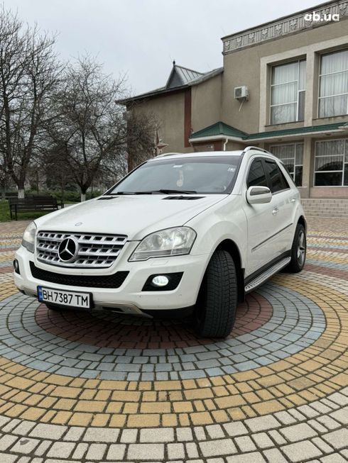 Mercedes-Benz M-Класс 2009 белый - фото 2