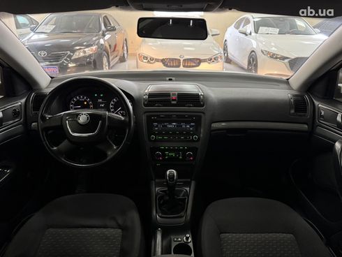 Skoda Octavia 2011 белый - фото 11