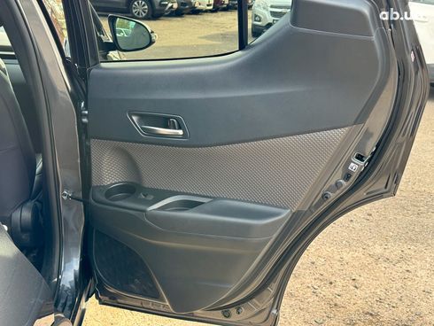 Toyota C-HR 2022 серый - фото 23