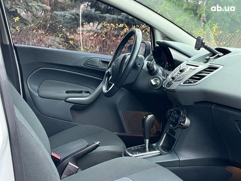 Ford Fiesta 2011 белый - фото 6