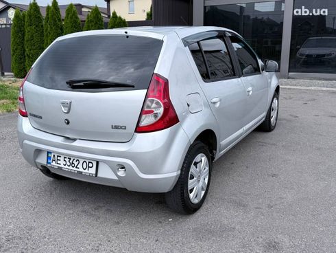 Dacia Sandero 2011 серебристый - фото 2