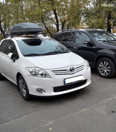 Toyota Auris 2011 белый - фото 4