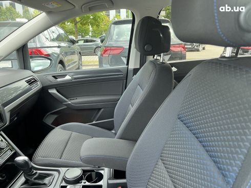 Volkswagen Touran 2022 - фото 14