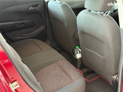 Chevrolet Sonic 2018 красный - фото 19