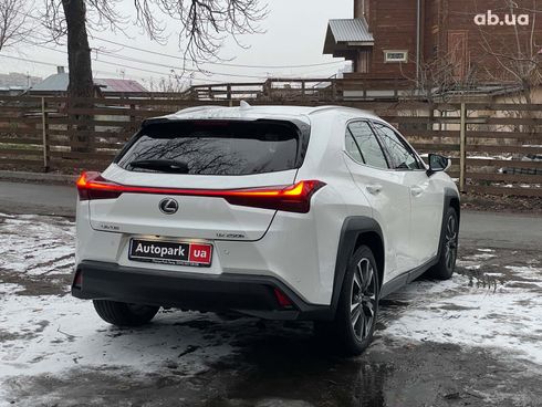 Lexus UX 2018 белый - фото 7