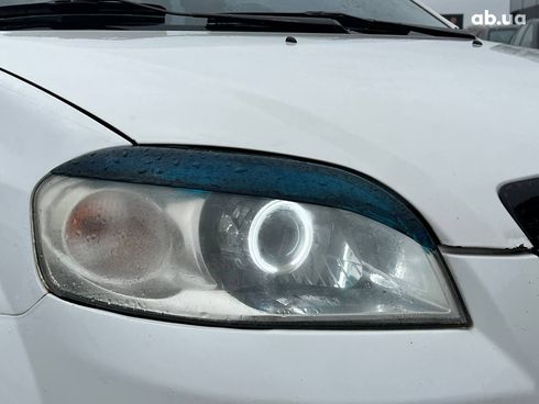 Chevrolet Aveo 2006 белый - фото 23