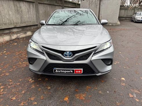 Toyota Camry 2019 серый - фото 2