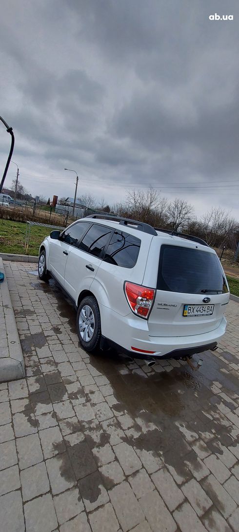 Subaru Forester 2011 белый - фото 9