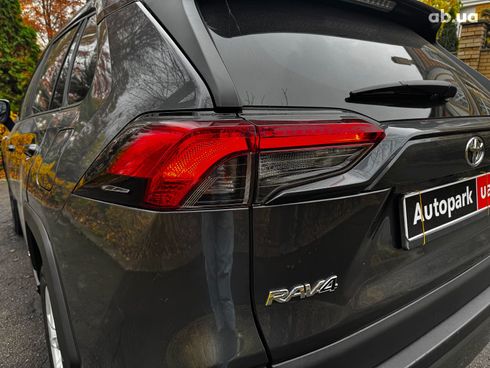 Toyota RAV4 2019 серый - фото 10