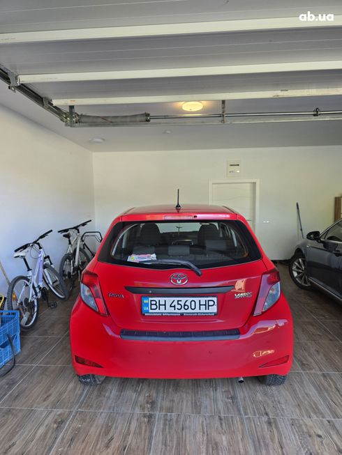 Toyota Yaris 2012 красный - фото 6