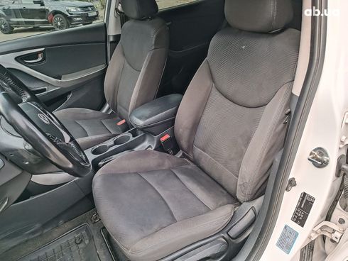 Hyundai Elantra 2012 белый - фото 12