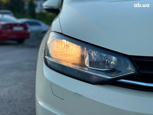 Volkswagen Touran 2018 бежевый - фото 3