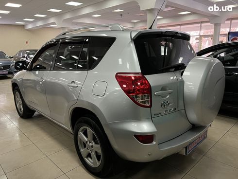 Toyota RAV4 2006 серебристый - фото 6