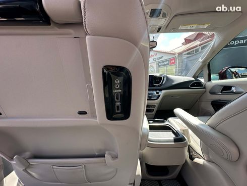 Chrysler Pacifica 2017 красный - фото 120