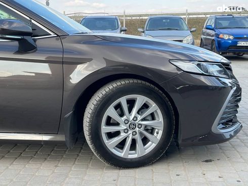 Toyota Camry 2023 коричневый - фото 6