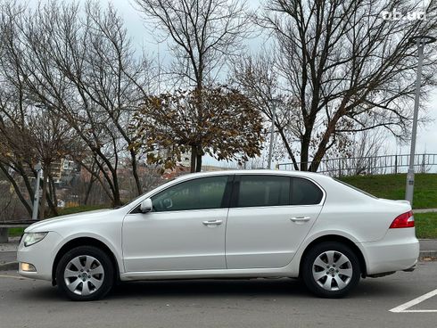 Skoda Superb 2012 белый - фото 3