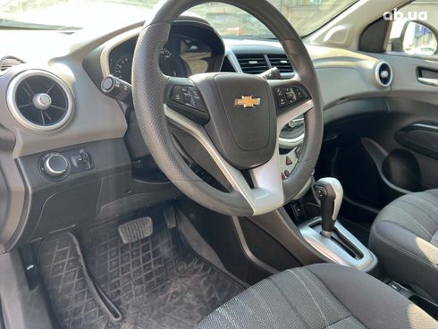 Chevrolet Sonic 2019 серый - фото 30