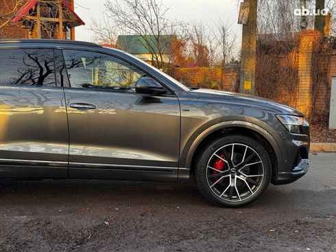 Audi Q8 2020 серый - фото 4