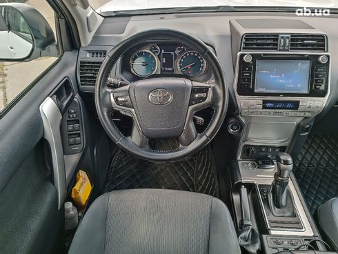 Toyota Land Cruiser Prado 2018 белый - фото 16