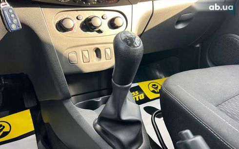 Renault Logan 2017 - фото 12