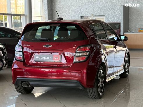 Chevrolet Sonic 2018 красный - фото 9