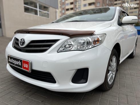 Toyota Corolla 2011 белый - фото 9