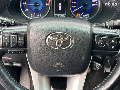 Toyota Hilux 2019 серый - фото 19