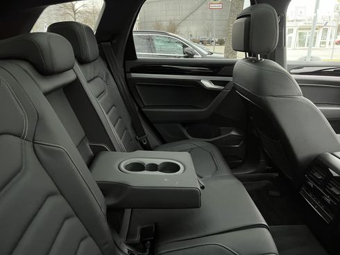 Volkswagen Touareg R 2022 - фото 29