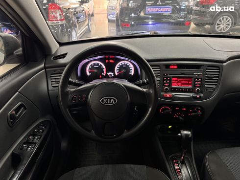 Kia Rio 2010 серебристый - фото 9