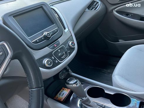 Chevrolet Malibu 2017 белый - фото 28