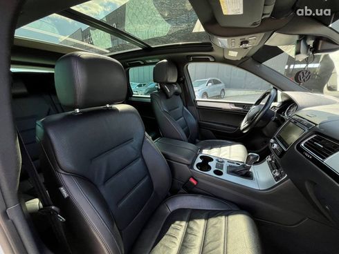 Volkswagen Touareg 2016 белый - фото 7