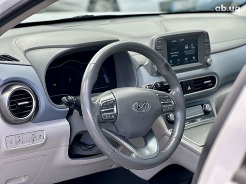 Hyundai Kona Electric 2021 белый - фото 13