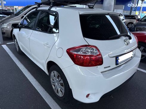 Toyota Auris 2011 белый - фото 2