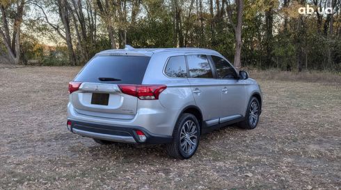 Mitsubishi Outlander 2018 серебристый - фото 7