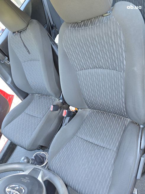 Toyota Yaris 2012 красный - фото 8