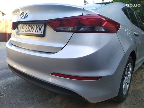 Hyundai Elantra 2016 серебристый - фото 2