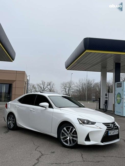 Lexus IS 2018 - фото 7