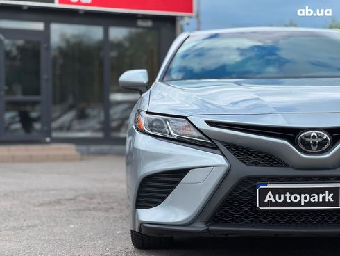 Toyota Camry 2018 серый - фото 4