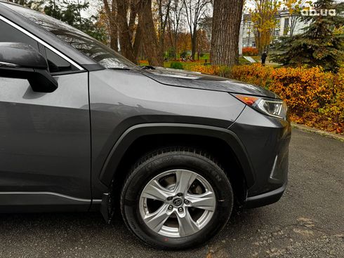 Toyota RAV4 2019 серый - фото 5