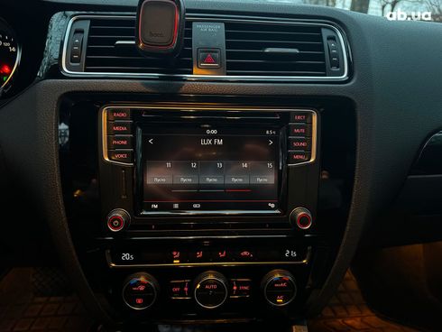 Volkswagen Jetta 2016 белый - фото 17