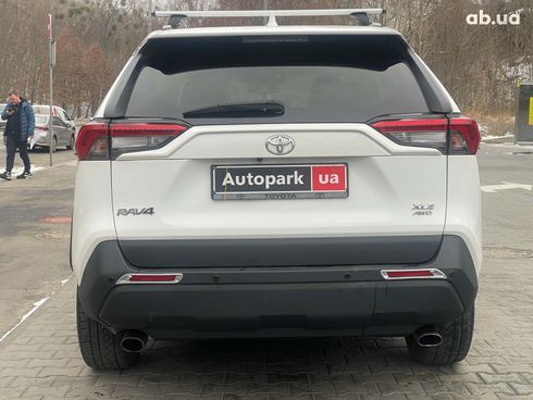 Toyota RAV4 2019 белый - фото 13