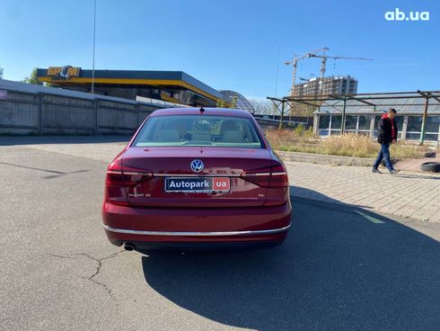 Volkswagen Passat 2017 красный - фото 6