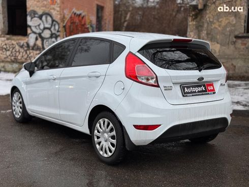 Ford Fiesta 2014 белый - фото 8