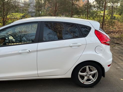 Ford Fiesta 2012 белый - фото 14