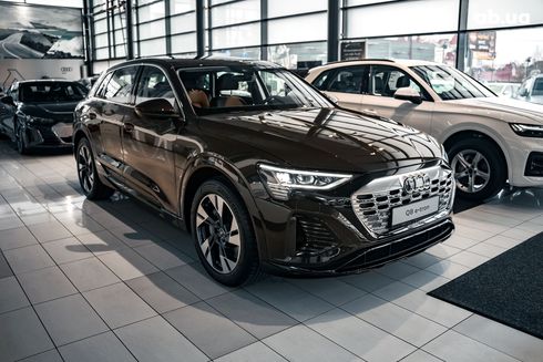 Audi Q8 e-tron 2023 коричневый - фото 2