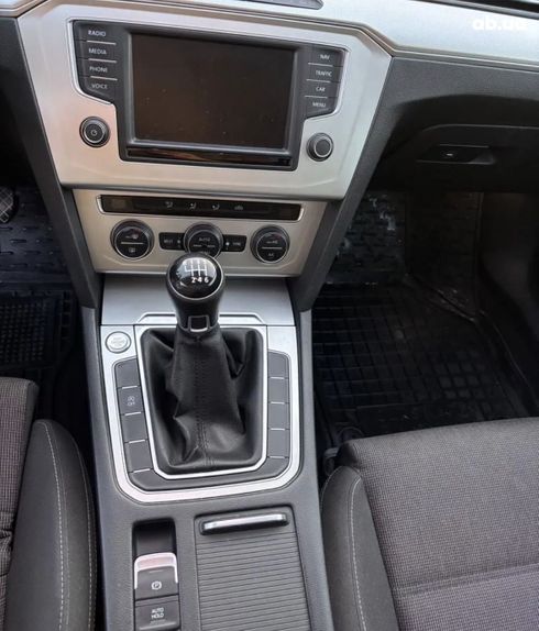 Volkswagen Passat 2015 белый - фото 7